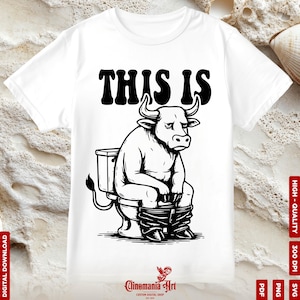 Könnte beinhalten: Weißes T-Shirt mit einer Schwarz-Weiß-Illustration eines Bullen auf einer Toilette und dem Text "THIS IS" darüber. Das Shirt hat einen Rundhalsausschnitt und kurze Ärmel. Der Text "Clinomania Art" und "DIGITAL DOWNLOAD" ist ebenfalls enthalten.