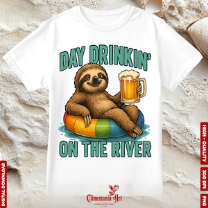 Può includere: Maglietta bianca con un bradipo dei cartoni animati che indossa un salvagente e tiene una birra. Il testo "Day Drinkin' On The River" è stampato sulla maglietta.