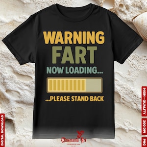 Puede incluir: Camiseta negra con el texto "WARNING FART NOW LOADING... PLEASE STAND BACK" en amarillo, verde y marrón. El diseño incluye una barra de carga. Descarga digital.