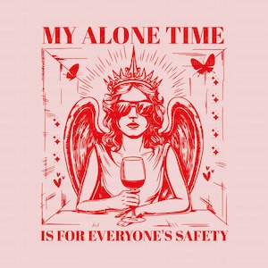 以下が含まれることがあります： 天使の羽根、王冠、サングラスをかけた女性がワイングラスを持っている赤いイラスト。画像の下に「MY ALONE TIME IS FOR EVERYONE'S SAFETY」というテキストがあります。