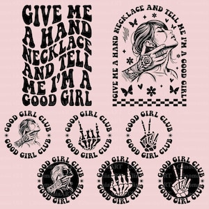 Op de afbeelding: Zwart-wit grafisch ontwerp met de tekst "Give me a hand necklace and tell me I'm a good girl" in een retro lettertype. Het ontwerp bevat ook een schedelhand met een vredesteken, een schedelhand met een rock-and-roll handgebaar en een schedelhand met een naar de zijkant wijzende vinger. Het ontwerp is omgeven door een geruit patroon en sterren.