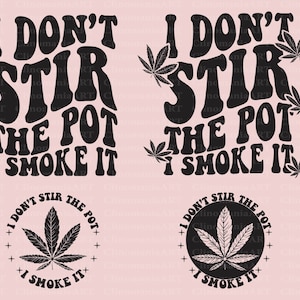 Op de afbeelding: Vier verschillende ontwerpen van een marihuanablad met de tekst "I don't stir the pot I smoke it" in een retro-lettertype stijl. De ontwerpen zijn in zwart en wit.