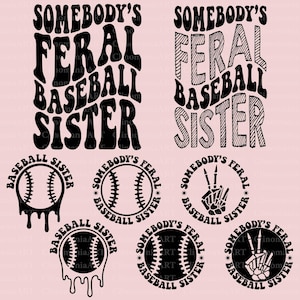 Puede incluir: Dise&ntilde;os gr&aacute;ficos en blanco y negro con el texto "Somebody's Feral Baseball Sister" en una fuente retro. Los dise&ntilde;os incluyen una pelota de b&eacute;isbol, un signo de paz con una mano de esqueleto y una pelota de b&eacute;isbol con costuras.