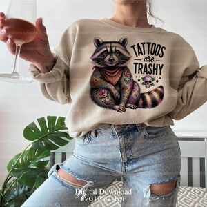 Tatueringar är trashiga PNG, rolig tatuering PNG, tatuering tvättbjörn PNG, roligt citat PNG, sarkastisk PNG, tatueringsälskare PNG, vuxen rolig PNG, sarkasm PNG bild 5