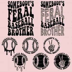 Op de afbeelding: Zwart-witte grafische ontwerpen met de tekst "Somebody's Feral Baseball Brother" in een retro lettertype. De ontwerpen omvatten een honkbal, een vredesteken en een skelet hand.
