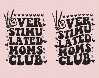 Op de afbeelding: Zwart-wit grafisch ontwerp met de tekst "Over Stimulated Moms Club" en een skelet hand die een peace-teken maakt. Het ontwerp is omringd door harten en sterren.