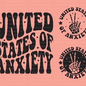 Peut inclure: Conception graphique en noir et blanc avec le texte "United States of Anxiety" dans une police de caract&egrave;res r&eacute;tro. Le design pr&eacute;sente une main squelettique faisant un signe de paix.