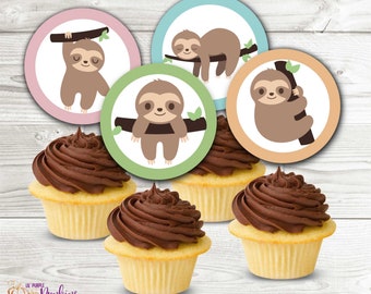 Pode incluir: Seis cupcakes com cobertura marrom cobertos com círculos de papel redondos e coloridos que mostram ilustrações de preguiças em galhos. Os círculos são rosa, azul, verde e laranja.