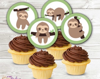 Pode incluir: Cupcakes com cobertura de chocolate e toppers redondos com preguiças de desenho animado em galhos. Os toppers têm uma borda verde e fundo branco. Os cupcakes têm bolo amarelo e cobertura marrom. O logotipo Lil' Purple Punkins está no canto inferior esquerdo.