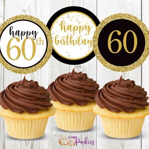 Może przedstawiać: Trzy okrągłe ozdoby do babeczek z brokatem złotym i czarnym tekstem. Ozdoby mówią "happy 60th", "happy birthday" i "60".
