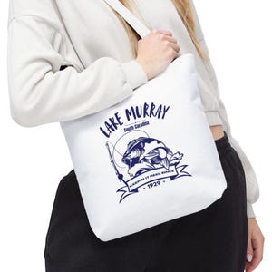 Lake Murray Tasche | Keepin It Reel Seit 1929 | Lustige Seeleben Tasche | 13x13, 16x16, 18x18 Canvas Tote für Boots- und Seeabenteuer