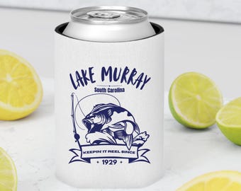 Enfriador de latas de pesca del lago Murray, Carolina del Sur / Keepin It Reel desde 1929 / Nevera para latas Lake Life / Regalo de pesca para hombres / Recuerdo de Carolina del Sur