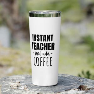 Sofortiger Lehrer, nur Kaffee hinzufügen 22 oz Insulierte Becher | Lustige Lehrer Reisebecher | Geschenk für die Wertschätzung des Lehrers