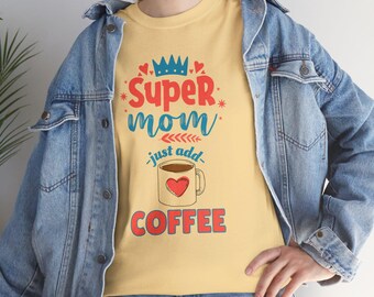 Super maman, il suffit d'ajouter du café t-shirt de style unisexe | T-shirt drôle de vie de maman, chemise-cadeau d'amateur de café pour les supermamans du monde entier