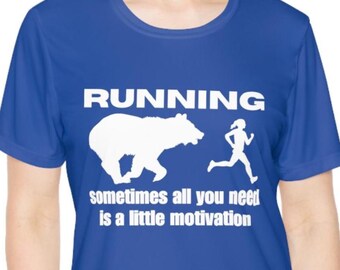 Puede incluir: Camiseta azul real con texto y gráficos blancos. La palabra "RUNNING" está encima de un gráfico de oso blanco y un gráfico de persona corriendo. El texto "sometimes all you need is a little motivation" está debajo.