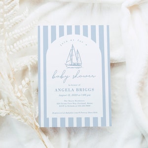 Op de afbeelding: Een babyborrel uitnodiging met blauwe en witte strepen en een illustratie van een zeilboot. De uitnodiging is voor Angela Briggs en is gepland voor 12 augustus 2023 om 13:00 uur. De gebeurtenis zal plaatsvinden in The Moore Residence, 324 Ocean View Way, Portland, Maine. RSVP naar Belinda op 123.456.7890. De uitnodiging bevat ook informatie over cadeauregistraties bij Babylist.com en Pottery Barn Kids.