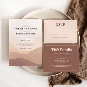 Plantilla de invitación de boda en el desierto, invitación de boda en tonos rosa pálido, invitación de boda en la montaña, tonos terrosos