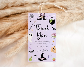 Könnte beinhalten: Lilafarbener Dankeschön-Anhänger mit einem Hexenhut, einem Kürbis, einem Geist und anderen Halloween-Motiven. Der Text lautet "Vielen Dank, dass du mit mir gefeiert hast. Hexen! Liebe, Amelia".