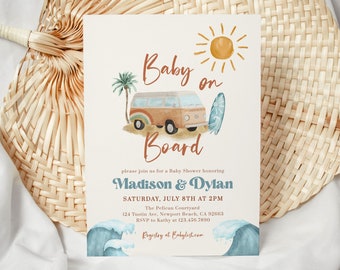 Puede incluir: Una invitación a una fiesta de bienvenida al bebé con una ilustración de acuarela de una camioneta vintage con una tabla de surf en el lateral. El texto dice "Baby on Board" e incluye los nombres "Madison & Dylan" y la fecha "Sábado, 8 de julio a las 2:00 pm".