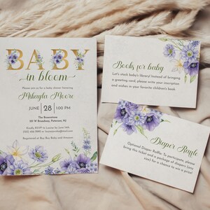 Szablon zaproszenia Baby in Bloom, zaproszenie na baby shower, kwiatowy baby shower, fioletowy i złoty, kwiatowe litery, fioletowy