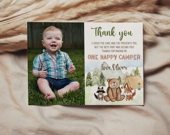 Op de afbeelding: Dankjewel kaart met een foto van een babyjongen in een geruit overhemd en blauwe shorts. De kaart heeft een aquarel illustratie van een beer, wasbeer, vos en een tent in een bos omgeving. De tekst op de kaart luidt "Dankjewel. Ik vond de taart en de cadeautjes ook geweldig, maar het beste was om je te zien! Bedankt dat je me een gelukkige kampeerder hebt gemaakt. Liefs, Oliver."