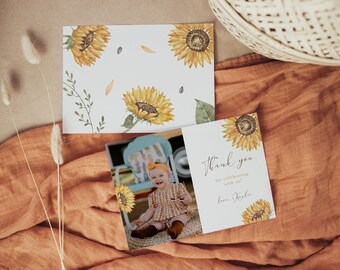 Puede incluir: Tarjeta de agradecimiento con un diseño de girasol. La tarjeta tiene una foto de una niña pequeña con un vestido amarillo y blanco sentada en una silla. El texto de la tarjeta dice "¡Gracias por celebrar con nosotros! Con cariño, Karlee."