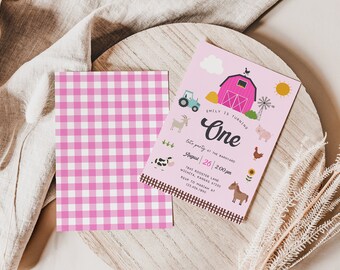 Op de afbeelding: Roze en wit geruit papier met een roze uitnodigingskaart met een cartoon boerderij scène met een rode schuur, dieren en de tekst "Emily wordt één. Laten we feest vieren op de boerderij. Augustus 26 | 14:00 uur. 7845 Rooster Lane, Wichita, Kansas 67200. RSVP naar Mariah op 323.454.7840."