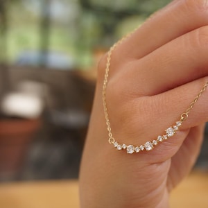 Puede incluir: Un collar de oro con una l&iacute;nea curva de peque&ntilde;os diamantes.