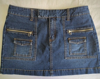 Minissaia jeans vintage estilo anos 2000: bolsos cargo, cintura média