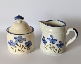 Vintage 1990er Jahre kleines handbemaltes blaues Blumen-Keramik-Milchkännchen- und Zuckerdose-Set mit Deckelblume aus den 90er Jahren