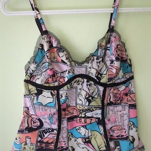Vintage Y2K Victoria's Secret Small Sheer Mesh Camisole Pop Art Comic Strip Style Graphic Print Pajama Top Przezroczysty Patchwork z lat 2000.