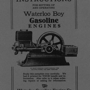 Könnte beinhalten: Schwarzweiß-Illustration eines Waterloo Boy Benzinmotors. Das Bild zeigt den Motor mit entfernter Schwungscheibe, um die Funktionsteile zu zeigen. Der Text "Save This Book It Contains Valuable Information" befindet sich oben im Bild. Der Text "INSTRUCTIONS FOR SETTING UP AND OPERATING" befindet sich unter dem Titel. Der Text "Waterloo Boy Gasoline Engines" befindet sich unter den Anweisungen. Der Text "The Waterloo Gasoline Engine Co. WATERLOO, IOWA, U.S.A." befindet sich unten im Bild.
