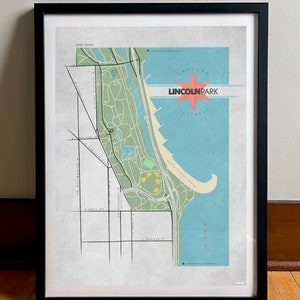 Może przedstawiać: Oprawiona mapa w stylu vintage parku Lincoln w Chicago, Illinois. Mapa przedstawia jasnoniebieski obszar wodny, zielone detale parku i czerwoną gwiazdę z napisem "Lincoln Park". Rama jest czarna.