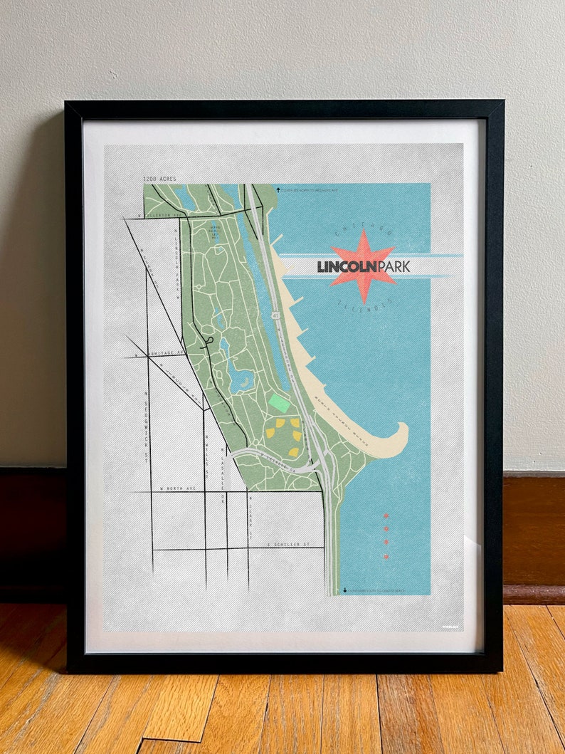 Może przedstawiać: Oprawiona mapa w stylu vintage parku Lincoln w Chicago, Illinois. Mapa przedstawia jasnoniebieski obszar wodny, zielone detale parku i czerwoną gwiazdę z napisem "Lincoln Park". Rama jest czarna.