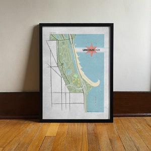 Może przedstawiać: Oprawiony wydruk mapy Lincoln Park, Chicago, z czarną ramą. Mapa przedstawia szczeg&oacute;łową ilustrację parku, ulic i jeziora Michigan. Napis "Lincoln Park" jest w kolorze czerwonym i białym, z motywem rozbłysku.