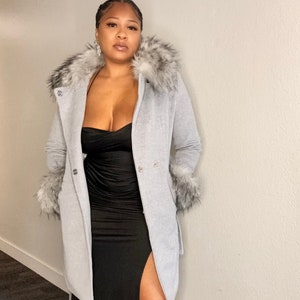 Cappotto da marinaio grigio spesso elegante e versatile con pelliccia di volpe sintetica staccabile