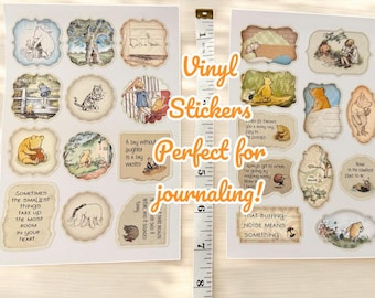 Puede incluir: Dos hojas de pegatinas de vinilo con ilustraciones de un oso y sus amigos. Las pegatinas tienen una estética vintage con citas y escenas. El texto de las pegatinas dice "Vinyl Stickers Perfect for journaling!"