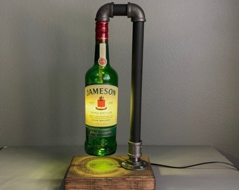 Lámpara Jameson, regalo para amantes del whisky irlandés, luz con forma de botella de licor, tubo de hierro negro, decoración para cueva de hombre, accesorio para bar en casa.