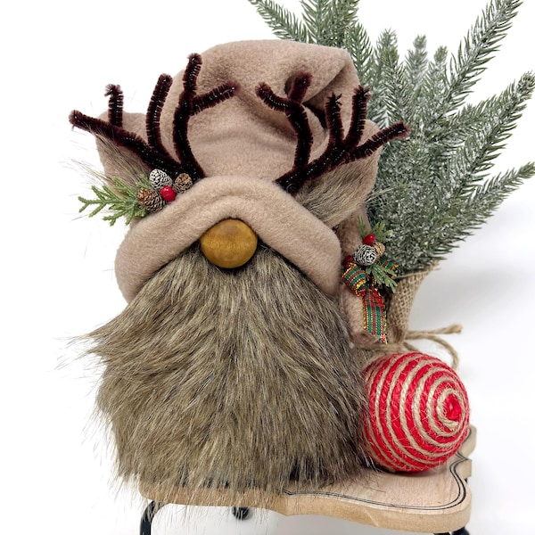 Gnomo reno con forro polar color canela y accesorios de decoración navideña