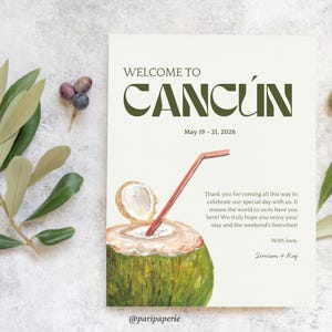 Può includere: Un cartello di benvenuto a Cancún, con un'illustrazione ad acquerello di una bevanda al cocco con una cannuccia. Il cartello recita "Benvenuti a Cancún" con le date 19-21 maggio 2026. Rami di ulivo e olive sono disposti intorno al cartello.