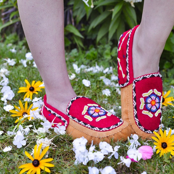 Frauen Mokassins handgefertigt mit aufwendigen Perlenarbeiten | Echtes Leder Beaded