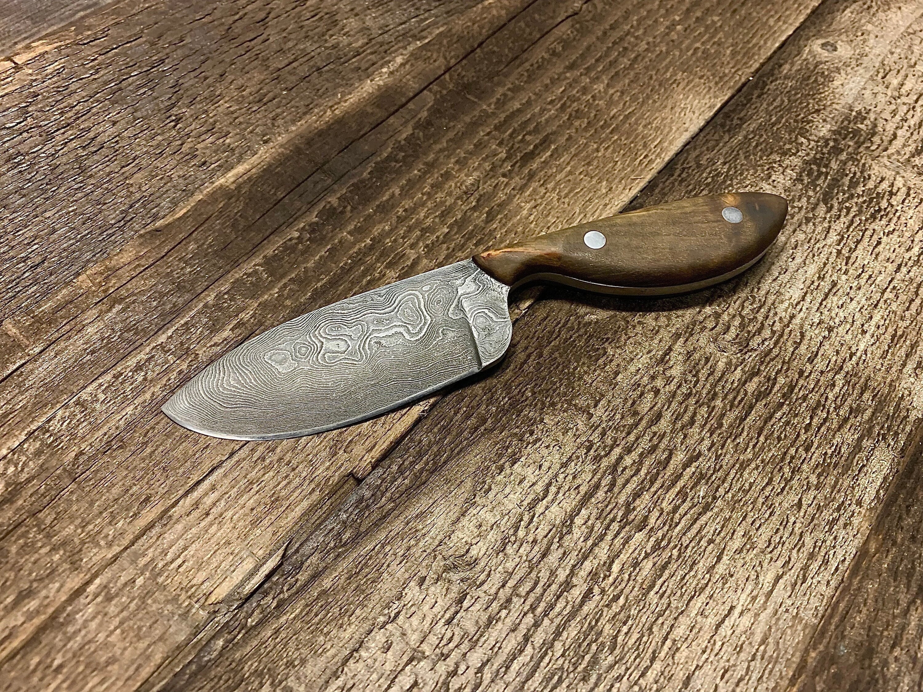 Couteau Skinner en Acier Damas 180 mm avec Manche Bois de Fer et Rivet Poli