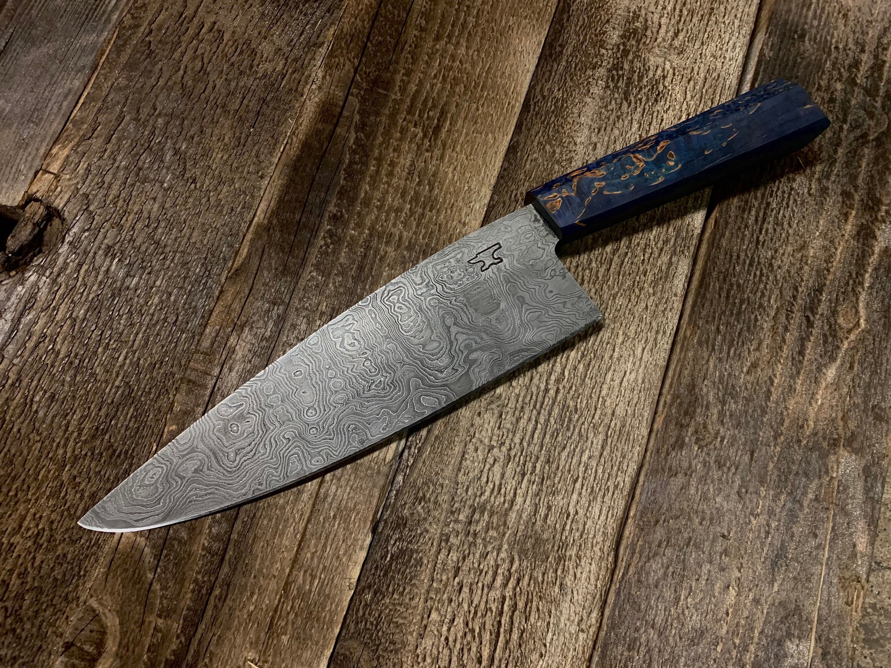 Couteau de Chef en Acier Damas 372 mm avec Manche Bouleau Stabilisé Bleu Ainsi Qu'une Garde G10 Noir