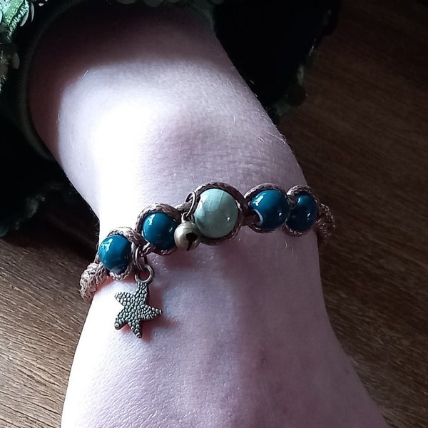 NOUVEAU: Bracelet tressé avec perles vertes et breloques