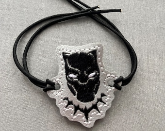Pulsera de superhéroe bordada en cuero