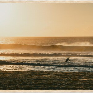 Póster del océano, impresión enmarcada de surfista del amanecer, hermosa escena de playa, arte de pared perfecto para surfistas y amantes de la decoración costera