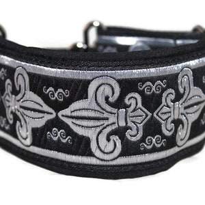 Könnte beinhalten: Schwarzes und silbernes Hundehalsband mit einem dekorativen Muster aus Fleur-de-lis und Schnörkeln.