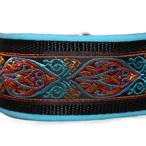 Könnte beinhalten: Ein schwarzes und blaues Hundehalsband mit einem bunten Stickmuster. Das Muster zeigt rote, goldene und türkisfarbene Farben.