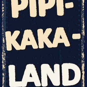 Puede incluir: Gráfico rectangular azul marino con las palabras "PIPI-KAKA-LAND" en negrita color crema. El diseño incluye un elemento floral decorativo en la parte inferior y un borde texturizado.