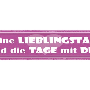 Puede incluir: Señal rosa y blanca con el texto "Meine LIEBLINGSTAGE sind die TAGE mit DIR!" con un corazón rosa en el medio.